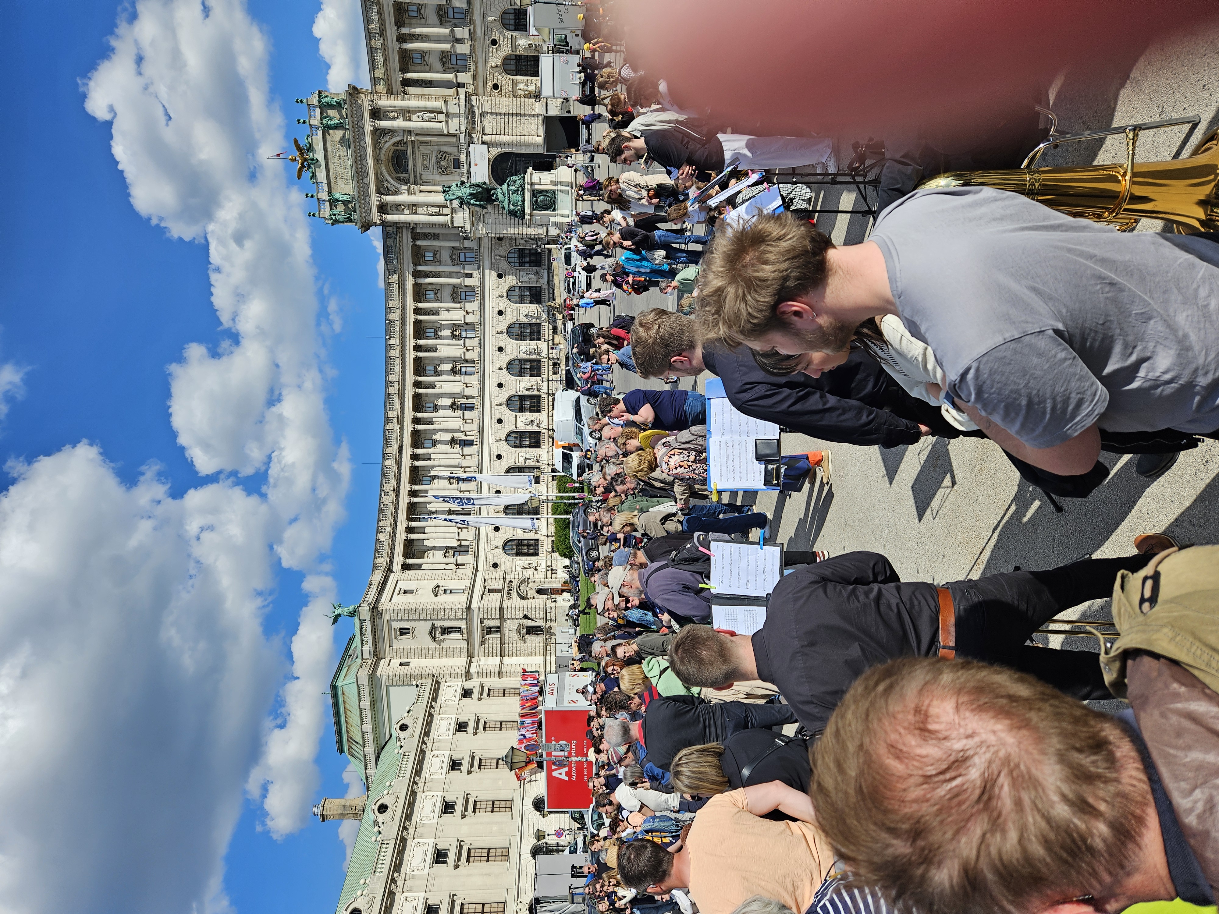 Liegenddemo für ME/CFS und Long COVID am Wiener Heldenplatz