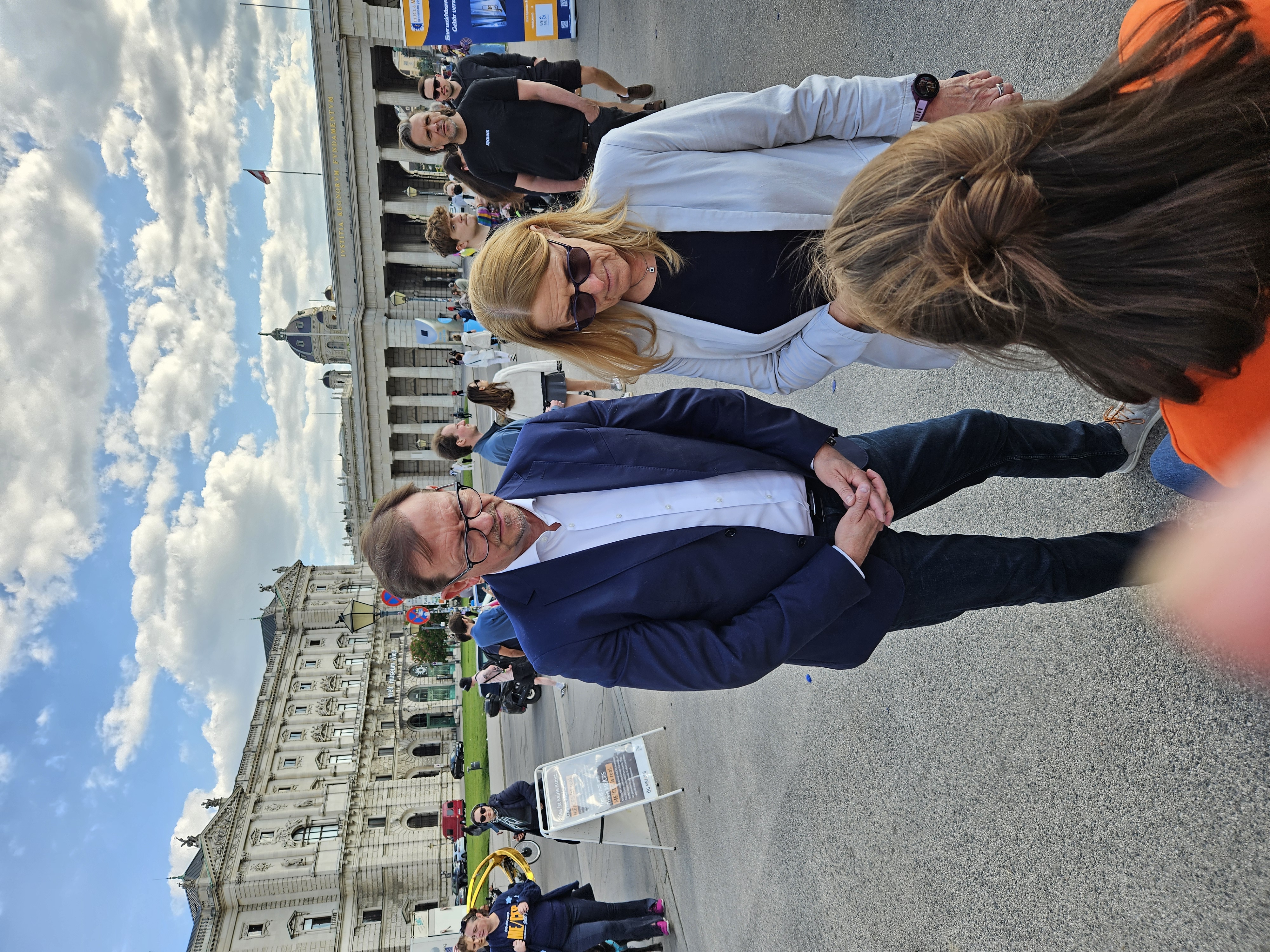 Rudolf Silvan und Ulrike Königsberger-Ludwig bei der Liegenddemo am Heldenplatz
