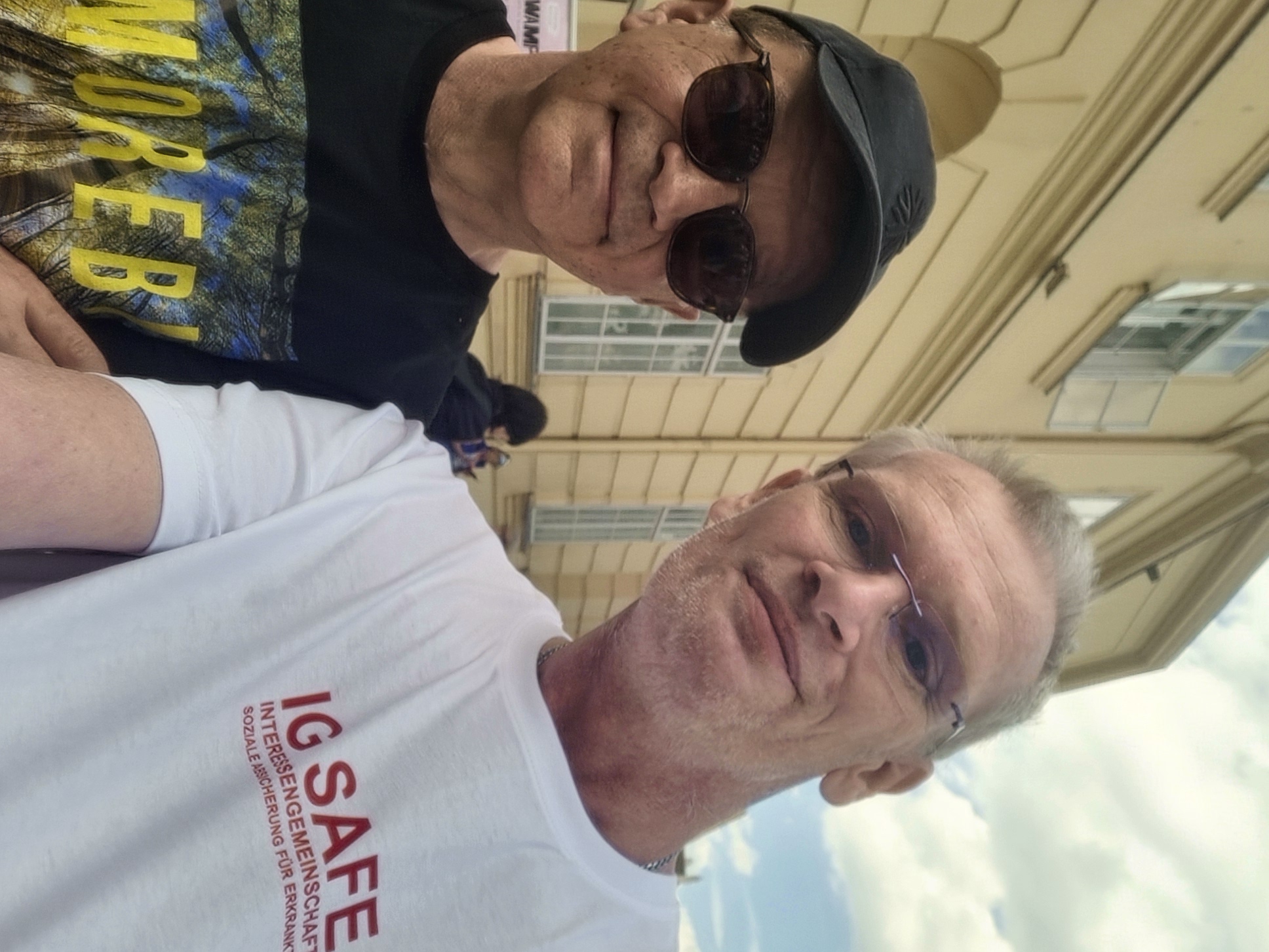 Rudolf Anschober und Markus Feiertag bei der Kundgebung in Wien