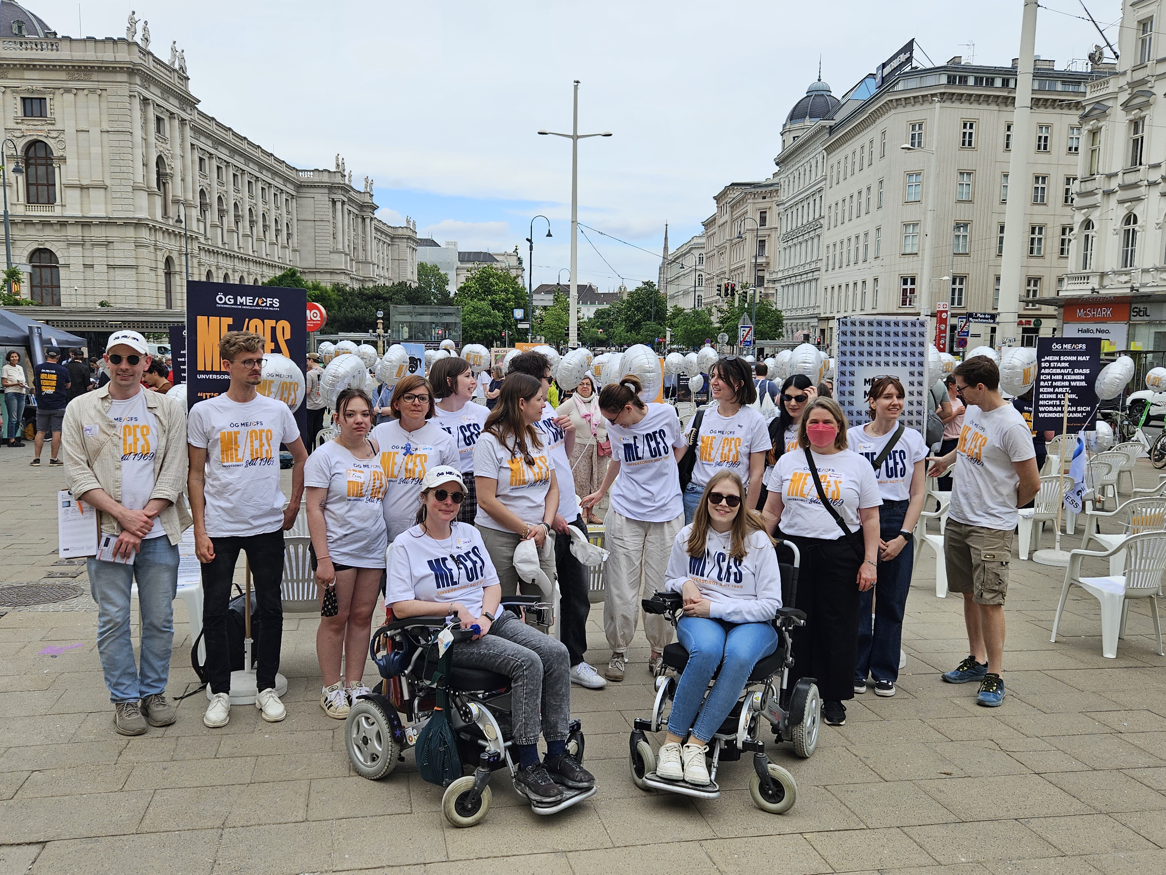 Markus Feiertag mit dem Team der Österreichischen Gesellschaft für ME/CFS bei einer Kundgebung in Wien