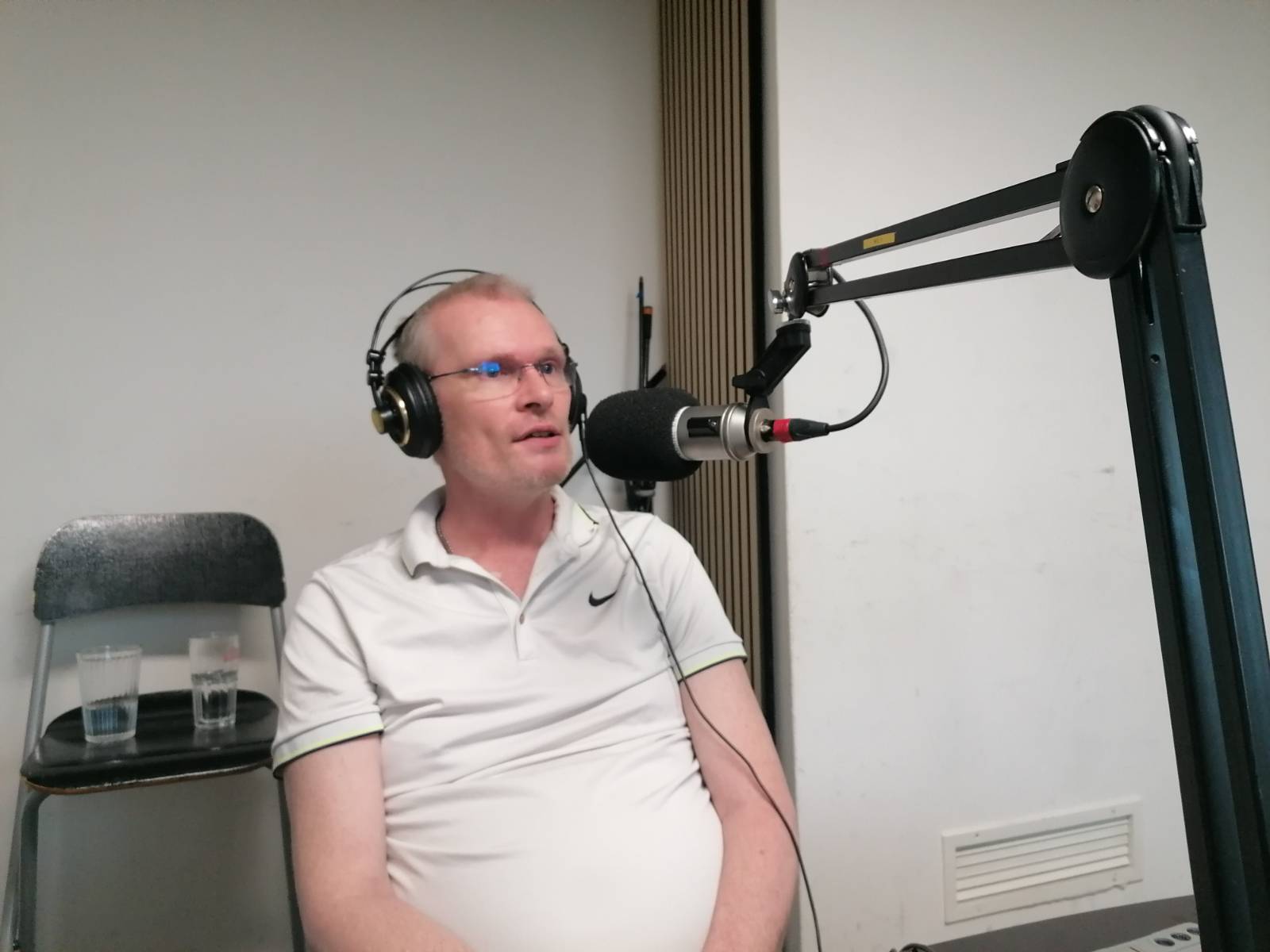 Markus Feiertag bei einem Radiointerview im Studio von Radio Helsinki in Graz